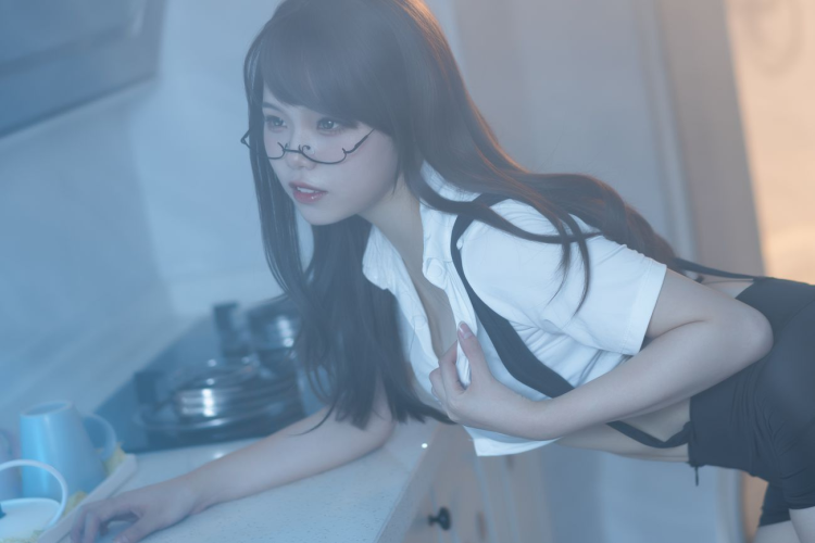 七月喵子双手向下压的脸红壁纸，25套摄影图片等你欣赏哦