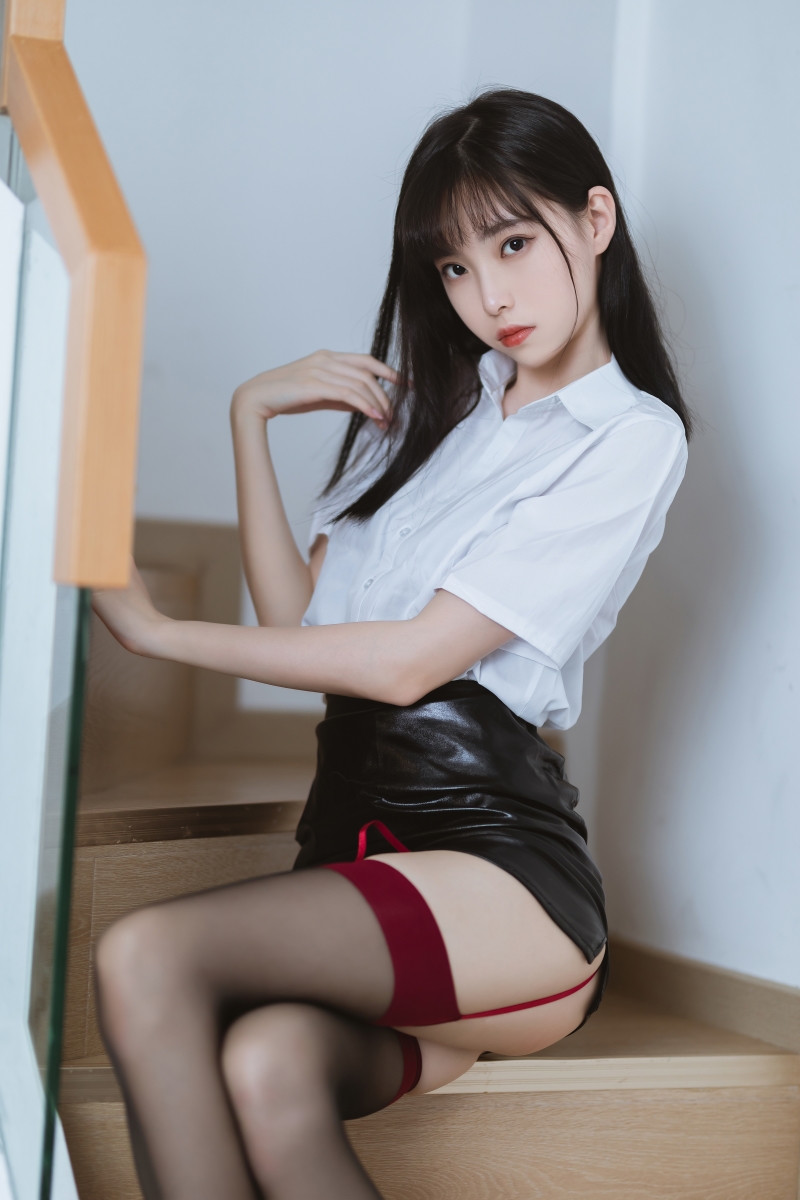 许岚LAN 黑丝皮裙OL[54P2V-876MB]