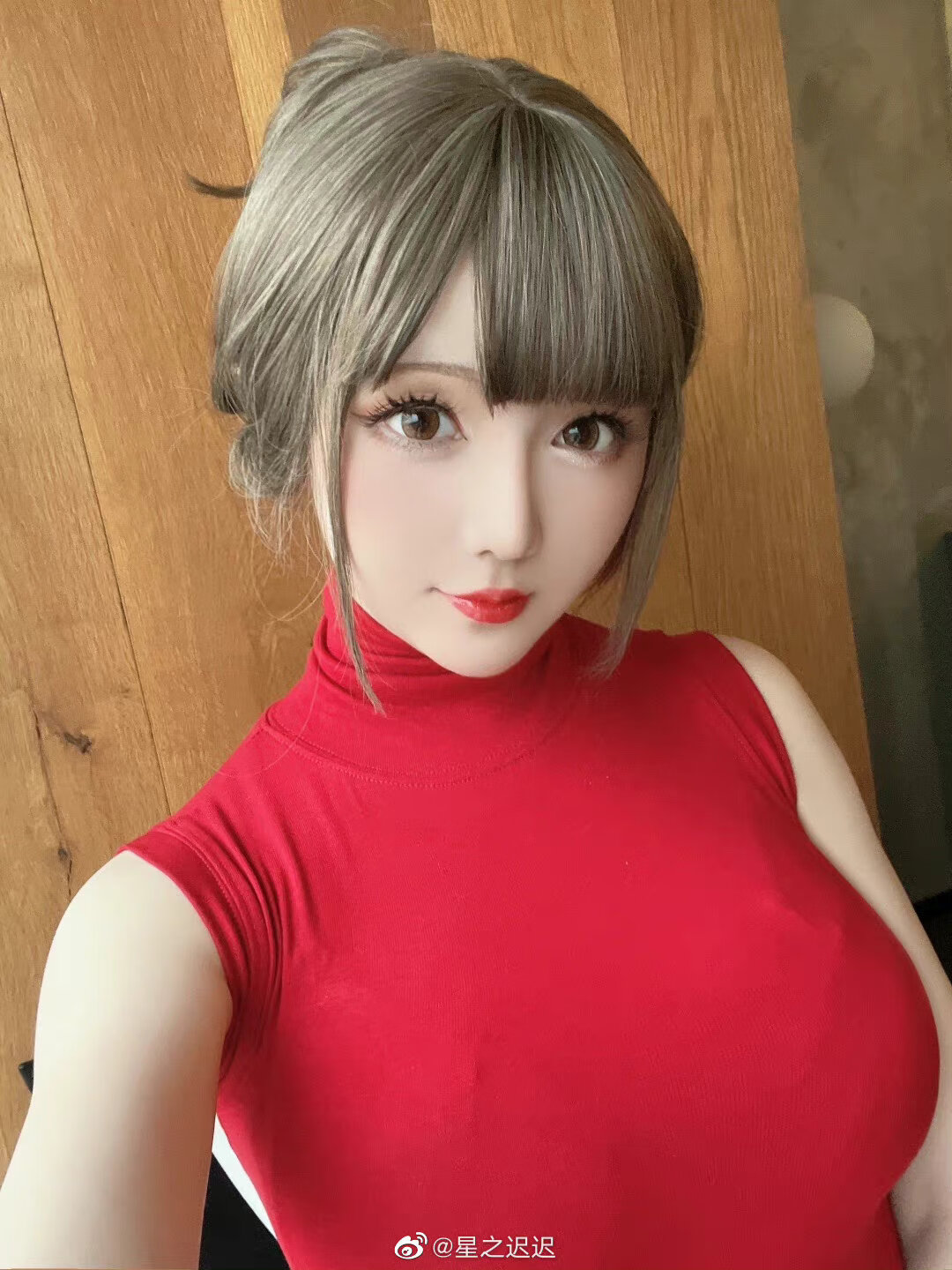 星之迟迟最新作品鉴赏，一个完美的职场白领等你约会哦