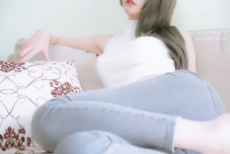温柔贤惠的眼酱大魔王W，一个知性美十足的长腿美女