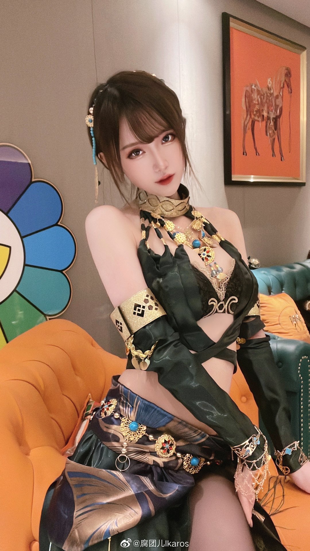 绝美傲人的腐团儿室内cos，想不想和小姐姐一起贴贴