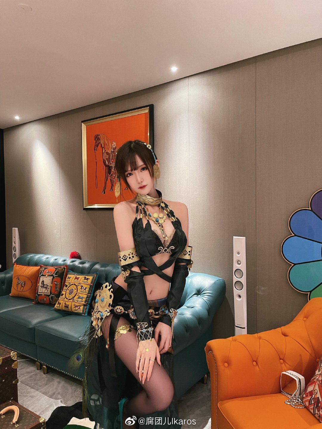 绝美傲人的腐团儿室内cos，想不想和小姐姐一起贴贴