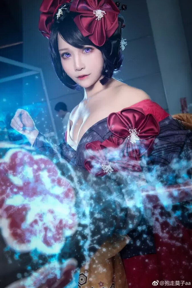和服美女抱走莫子，异国女性的魅力深深吸引了我
