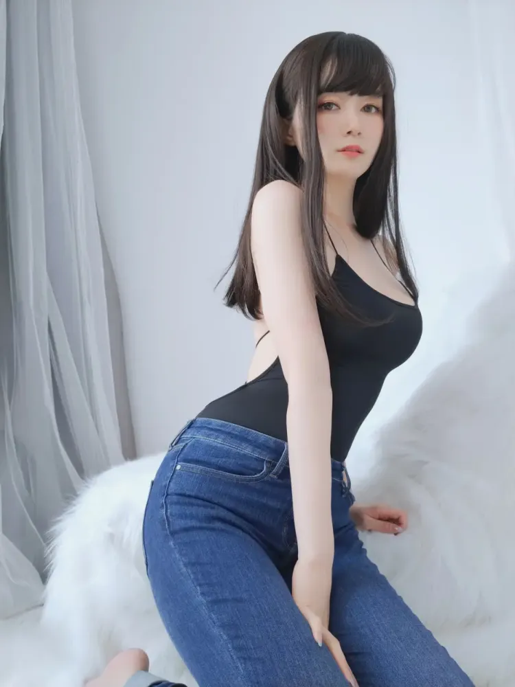 养眼的气质美女白银81，这样的眼神能打动你吗