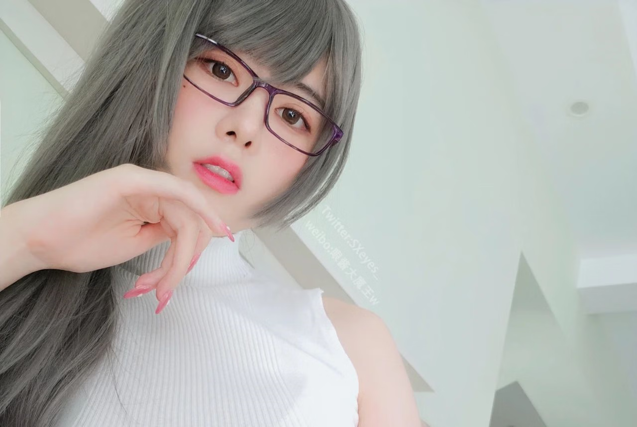 温柔贤惠的眼酱大魔王W，一个知性美十足的长腿美女