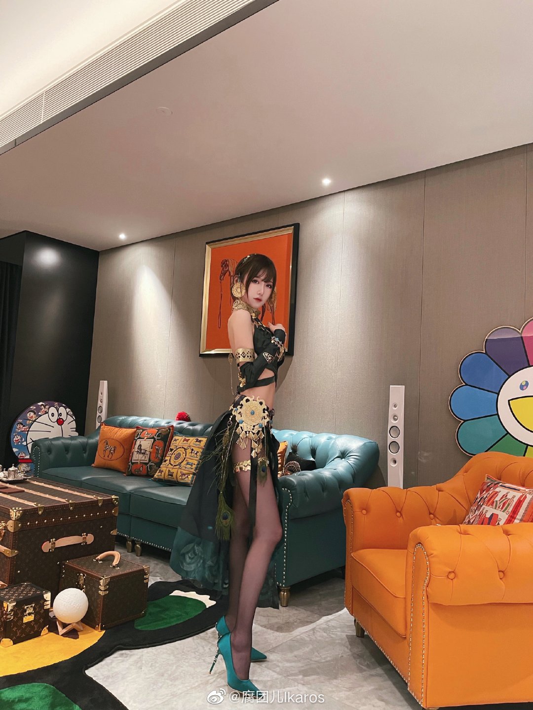 绝美傲人的腐团儿室内cos，想不想和小姐姐一起贴贴