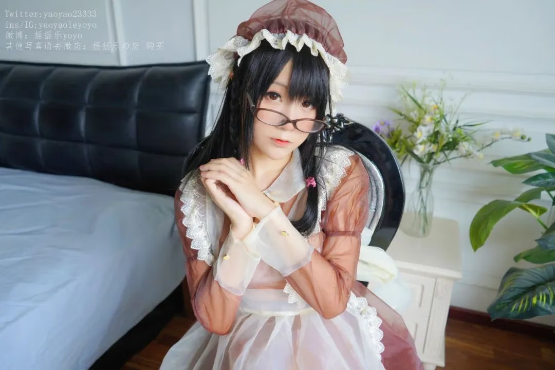 摇摇乐作品图片鉴赏，咖啡色的服装有点透