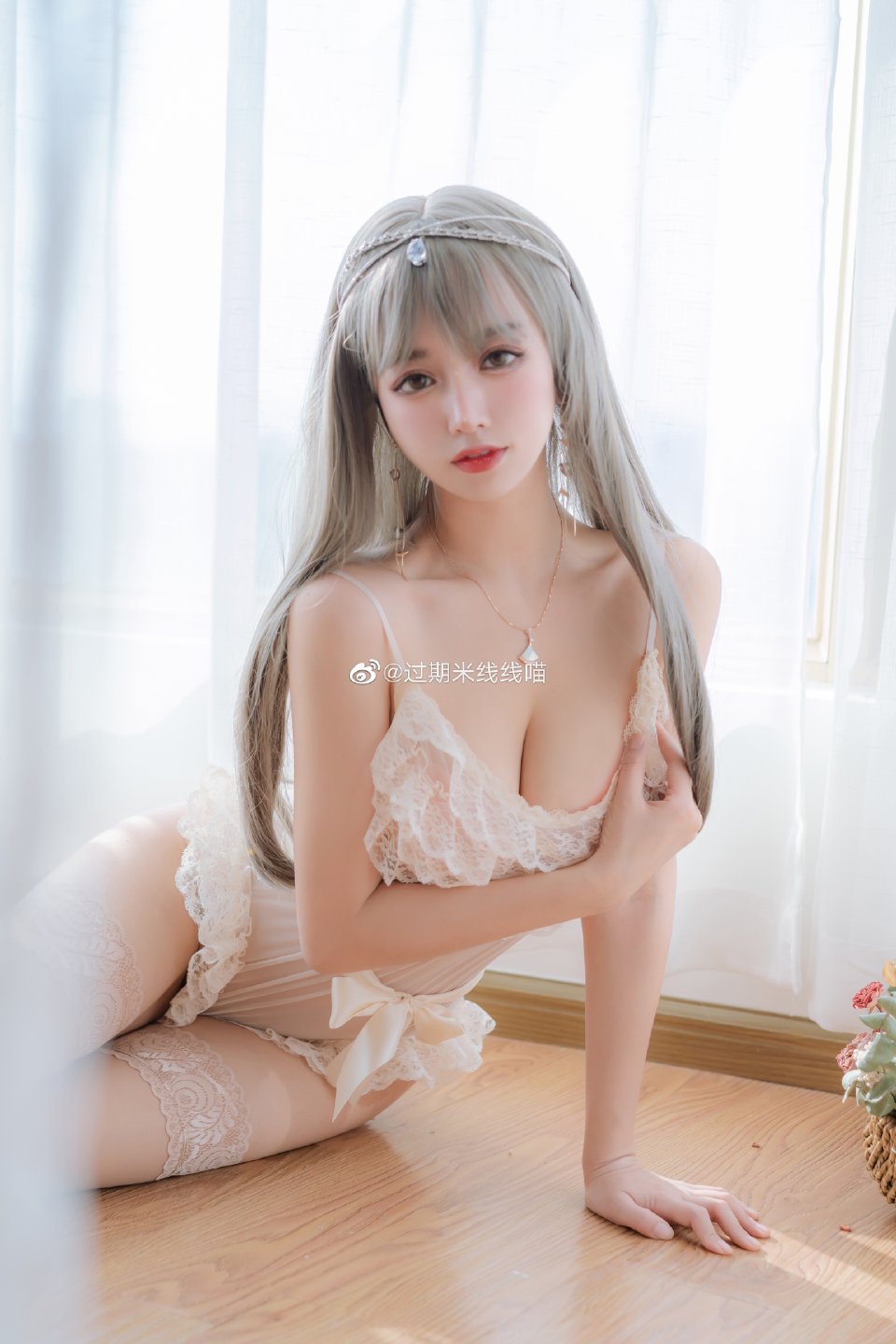 颜值超高的过期米线线喵，你会不会拜倒在她的黑裙之下
