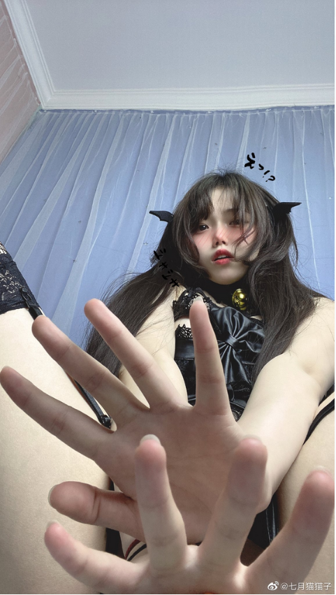 七月喵子双手向下压的脸红壁纸，25套摄影图片等你欣赏哦