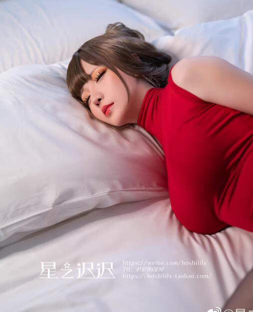 星之迟迟最新作品鉴赏，一个完美的职场白领等你约会哦