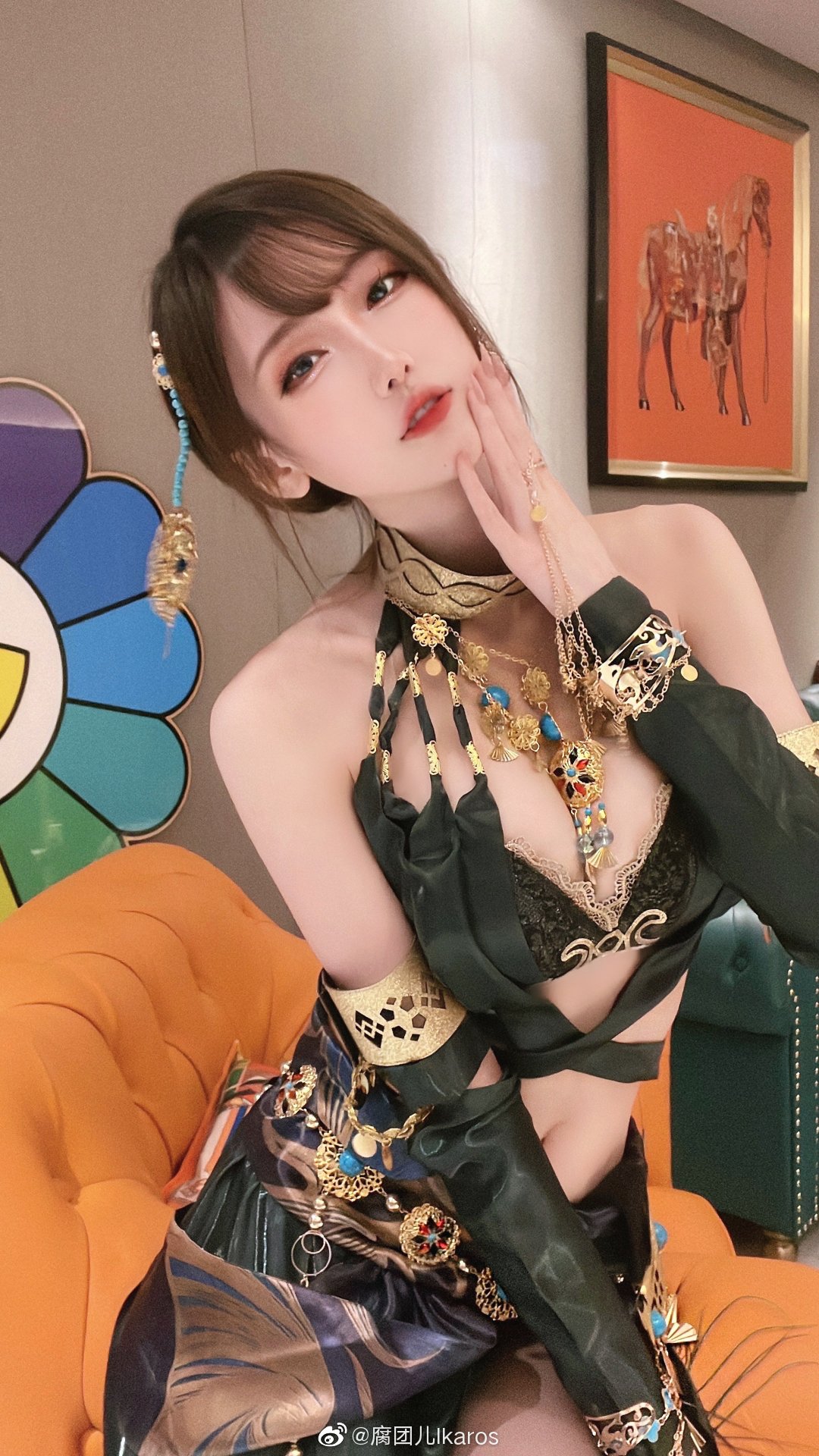 绝美傲人的腐团儿室内cos，想不想和小姐姐一起贴贴